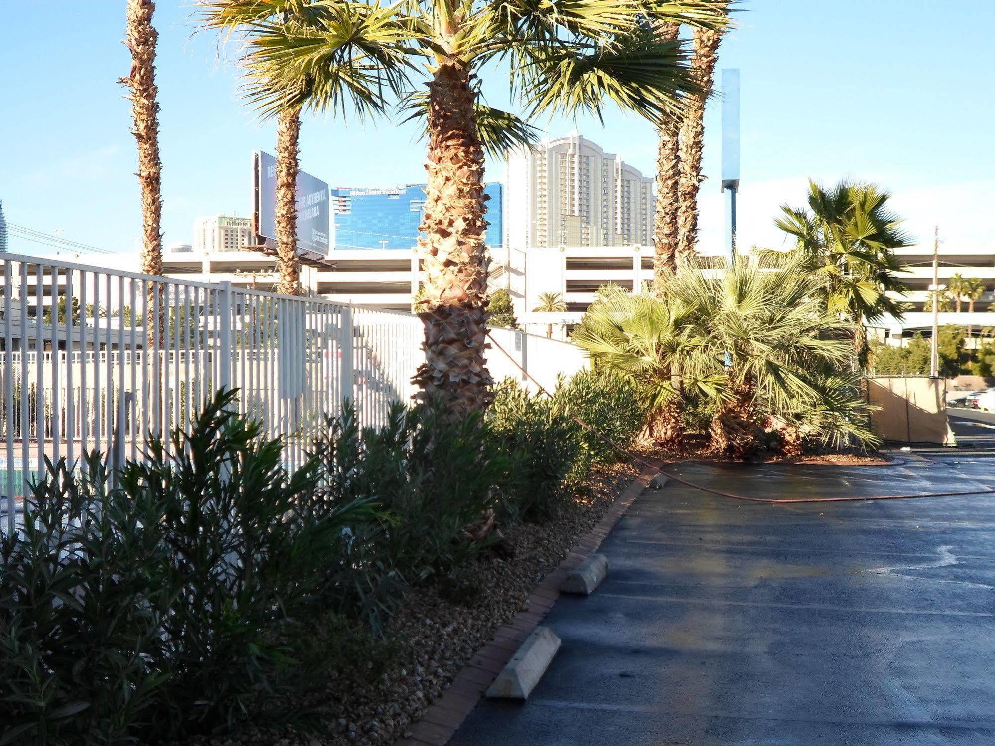 Howard Johnson By Wyndham Las Vegas Near The Strip Εξωτερικό φωτογραφία